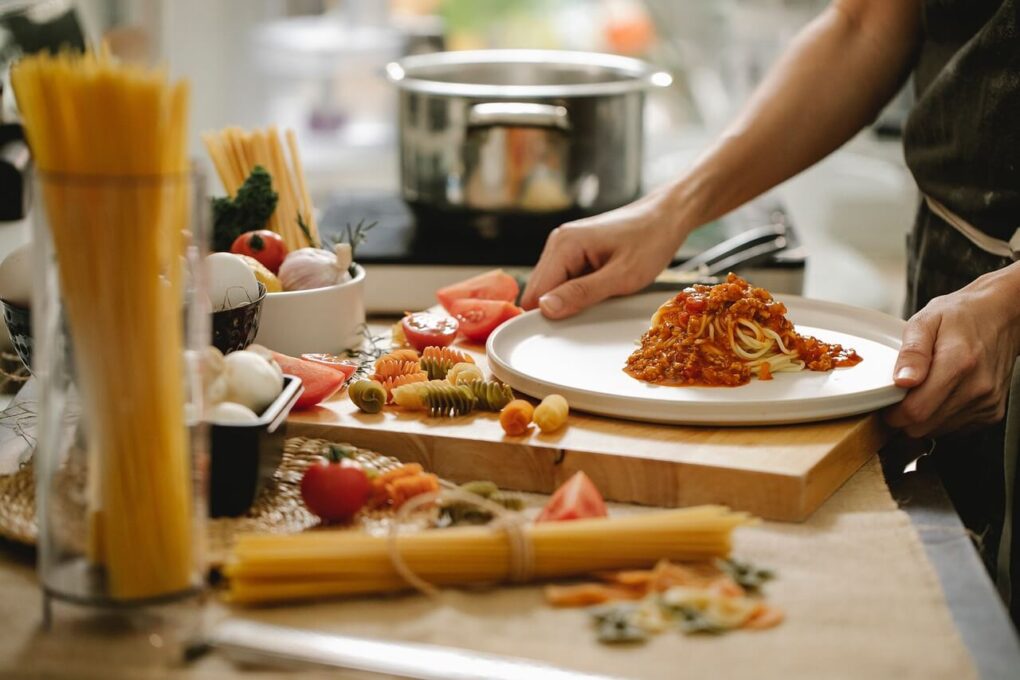 Describe a person who enjoys cooking for others IELTS CUE CARD Describe a person who enjoys cooking for others IELTS CUE CARD